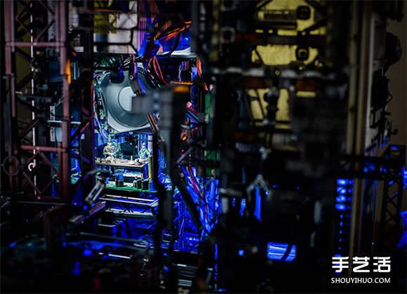 超酷炫！利用大量模型零件改裝而成的臺(tái)式電腦 -  itrip.net.cn