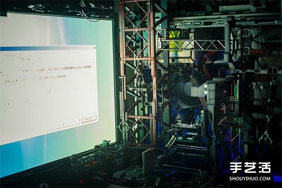 超酷炫！利用大量模型零件改裝而成的臺(tái)式電腦 -  itrip.net.cn