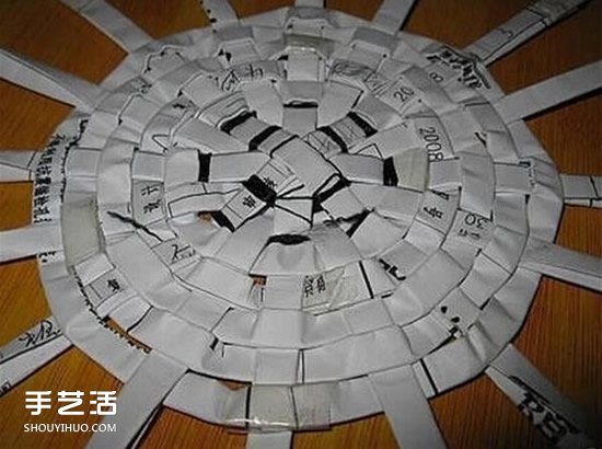 簡易垃圾桶的編織方法 廢紙簍用廢紙做圖解 -  itrip.net.cn