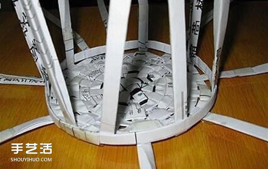 簡易垃圾桶的編織方法 廢紙簍用廢紙做圖解 -  itrip.net.cn