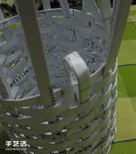 簡易垃圾桶的編織方法 廢紙簍用廢紙做圖解 -  itrip.net.cn