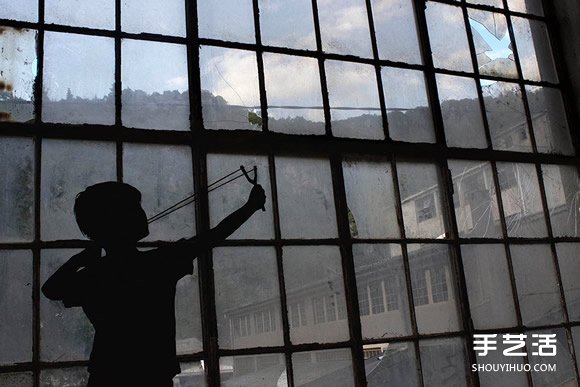 藝術(shù)家的幽默 讓廢棄建筑物的破窗不再可怕 -  itrip.net.cn