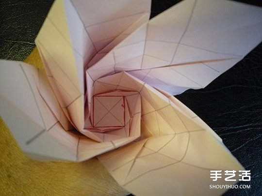 日本折紙大師的復(fù)雜玫瑰花折紙教程步驟圖解 -  itrip.net.cn