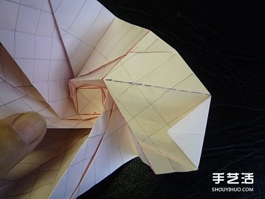 日本折紙大師的復(fù)雜玫瑰花折紙教程步驟圖解 -  itrip.net.cn