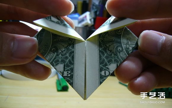 一元美金紙幣折愛心圖解 美金愛心的折紙方法 -  itrip.net.cn