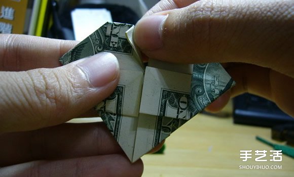 一元美金紙幣折愛心圖解 美金愛心的折紙方法 -  itrip.net.cn