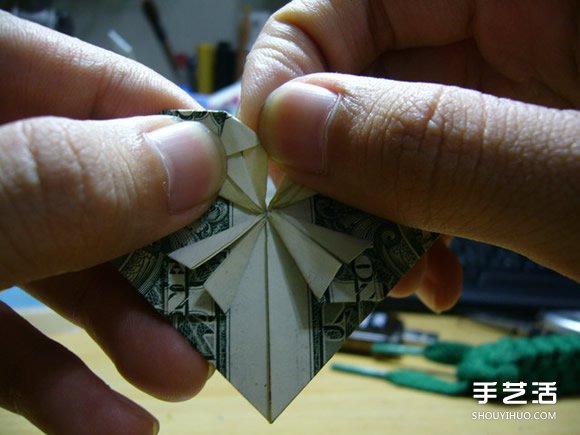 一元美金紙幣折愛心圖解 美金愛心的折紙方法 -  itrip.net.cn