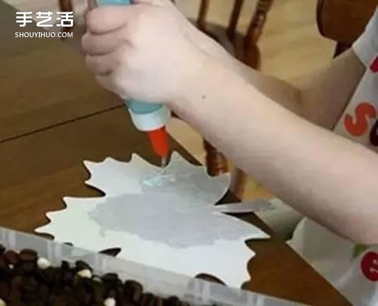 豆子拼貼楓葉的教程 拼貼樹葉的方法用豆子 -  itrip.net.cn