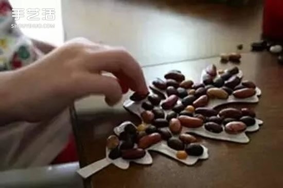 豆子拼貼楓葉的教程 拼貼樹葉的方法用豆子 -  itrip.net.cn