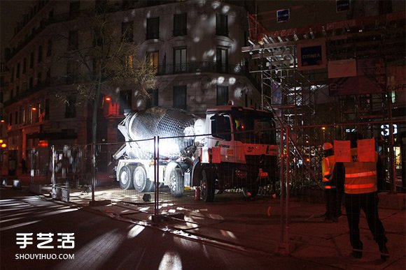 工地秀強(qiáng)勢回歸！把水泥罐車變成超大迪斯科球 -  itrip.net.cn