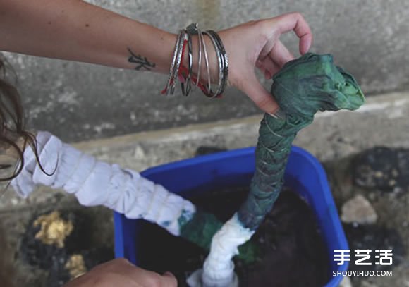 衣服靛藍(lán)染色方法步驟 靛藍(lán)染色衣物DIY圖解  -  itrip.net.cn