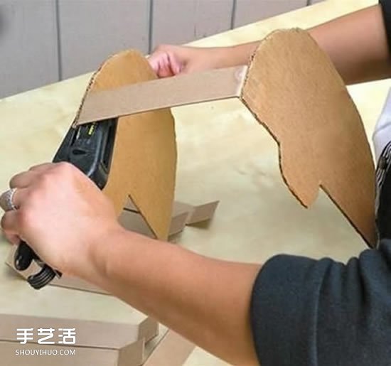 幼兒露營(yíng)車手工制作 簡(jiǎn)單瓦楞紙露營(yíng)車的做法 -  itrip.net.cn