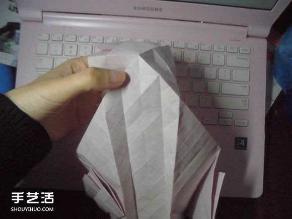接吻魚愛心折紙圖解 超復(fù)雜桃心的折法過程 -  itrip.net.cn