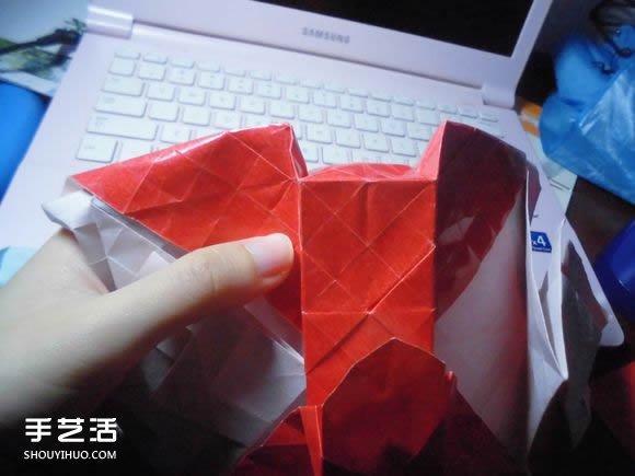 接吻魚愛心折紙圖解 超復(fù)雜桃心的折法過程 -  itrip.net.cn