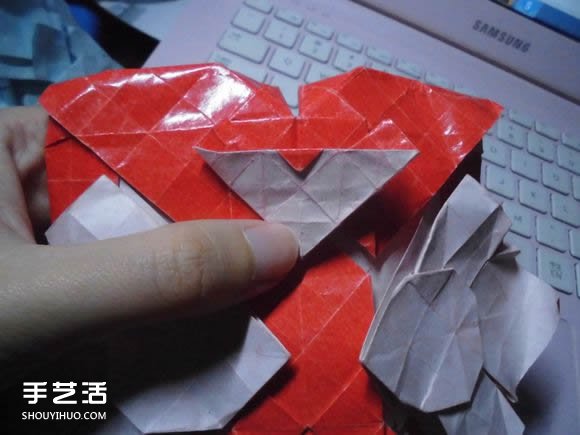 接吻魚愛心折紙圖解 超復(fù)雜桃心的折法過程 -  itrip.net.cn