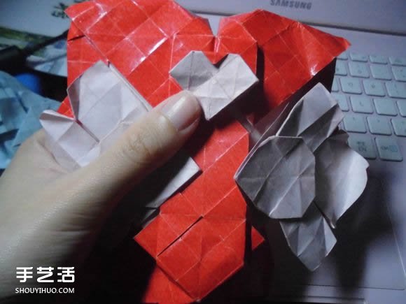 接吻魚愛心折紙圖解 超復(fù)雜桃心的折法過程 -  itrip.net.cn