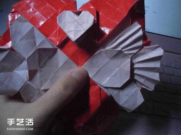 接吻魚愛心折紙圖解 超復(fù)雜桃心的折法過程 -  itrip.net.cn