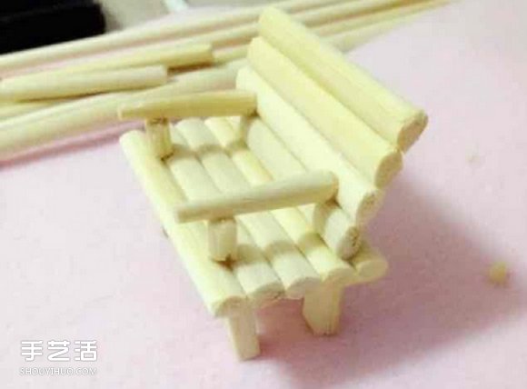 一次性筷子手工制作帶扶手椅子的方法圖解 -  itrip.net.cn