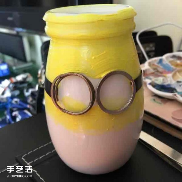 玻璃瓶做筆筒的方法 小黃人玻璃筆筒DIY教程 -  itrip.net.cn
