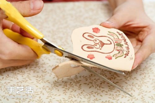 皮革墜項鏈DIY圖解 用皮革制作項鏈禮物的方法 -  itrip.net.cn
