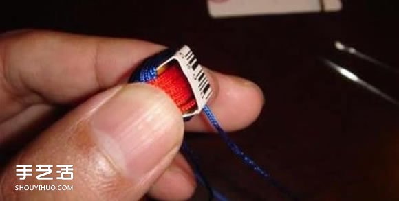 三色球的編織方法圖解 用道具編三色球小掛件 -  itrip.net.cn
