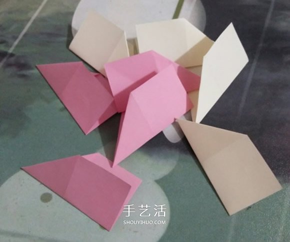 簡易圣誕花環(huán)折紙圖解 幼兒折圣誕花環(huán)的折法 -  itrip.net.cn