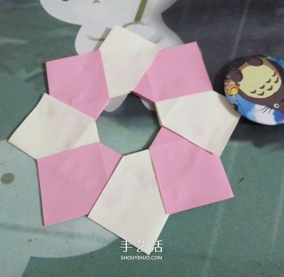 簡易圣誕花環(huán)折紙圖解 幼兒折圣誕花環(huán)的折法 -  itrip.net.cn