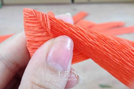 手工皺紋紙玫瑰花做法 玫瑰花皺紋紙花的折法 -  itrip.net.cn