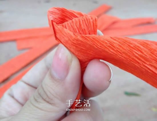 手工皺紋紙玫瑰花做法 玫瑰花皺紋紙花的折法 -  itrip.net.cn