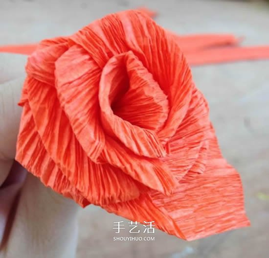 手工皺紋紙玫瑰花做法 玫瑰花皺紋紙花的折法 -  itrip.net.cn