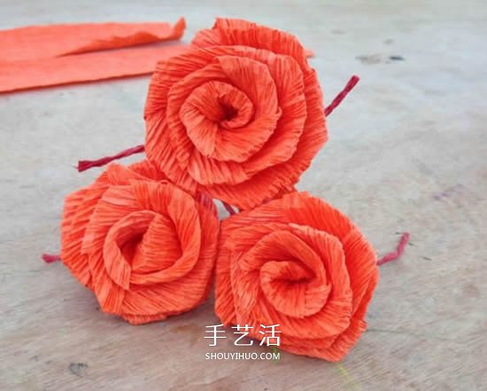 手工皺紋紙玫瑰花做法 玫瑰花皺紋紙花的折法 -  itrip.net.cn