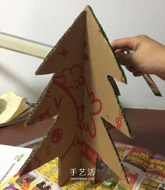 自制大圣誕樹的方法 瓦楞紙制作大立體圣誕樹 -  itrip.net.cn