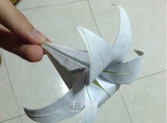 紙百合花的折法圖解 折百合花的方法步驟 -  itrip.net.cn