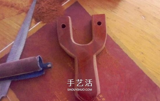 實(shí)木彈弓制作過(guò)程圖解 自制實(shí)木彈弓的方法 -  itrip.net.cn