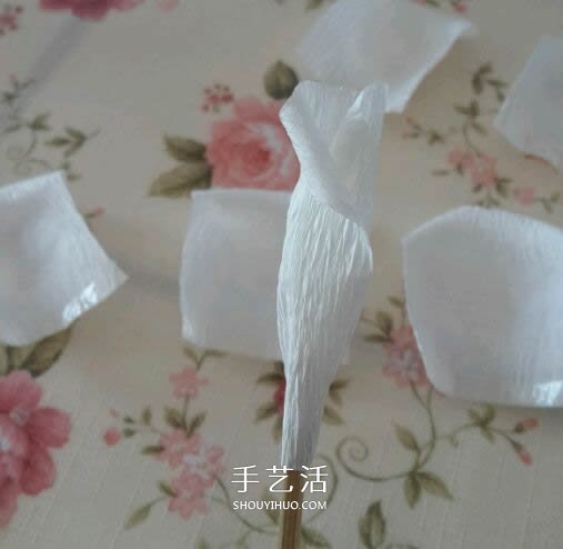皺紋紙做玫瑰花的過程 簡易皺紋紙玫瑰做法 -  itrip.net.cn