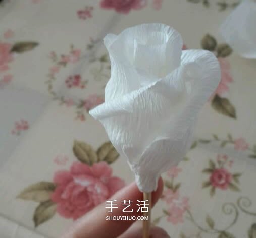 皺紋紙做玫瑰花的過程 簡易皺紋紙玫瑰做法 -  itrip.net.cn