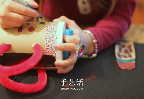 幼兒玩具包包的做法 廢紙盒制作手提包玩具 -  itrip.net.cn