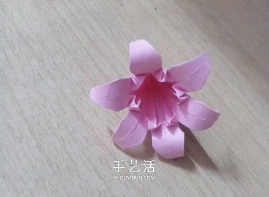六瓣百合花折紙圖解 折紙六瓣百合的方法教程 -  itrip.net.cn