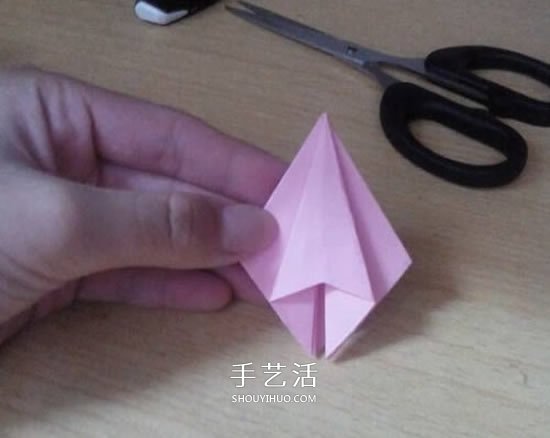 六瓣百合花折紙圖解 折紙六瓣百合的方法教程 -  itrip.net.cn
