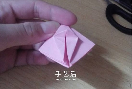 六瓣百合花折紙圖解 折紙六瓣百合的方法教程 -  itrip.net.cn