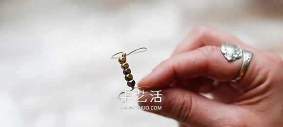 簡易雙環(huán)戒指的做法 DIY金屬絲串珠戒指圖解 -  itrip.net.cn