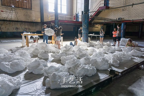 白紙配上LED燈光 耗費(fèi)800小時的造云運(yùn)動 -  itrip.net.cn