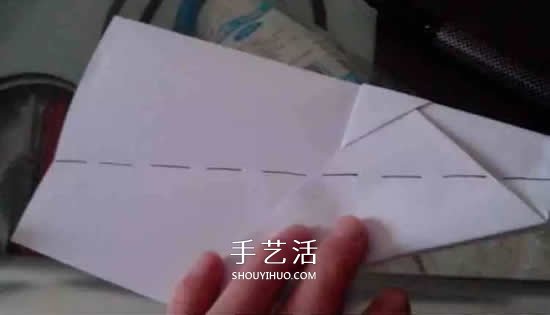 最簡(jiǎn)單紙飛機(jī)的折法 幼兒折紙飛機(jī)的簡(jiǎn)單教程 -  itrip.net.cn
