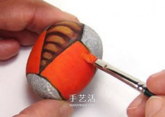 石頭畫七星瓢蟲的教程 簡(jiǎn)單七星瓢蟲石繪圖解 -  itrip.net.cn