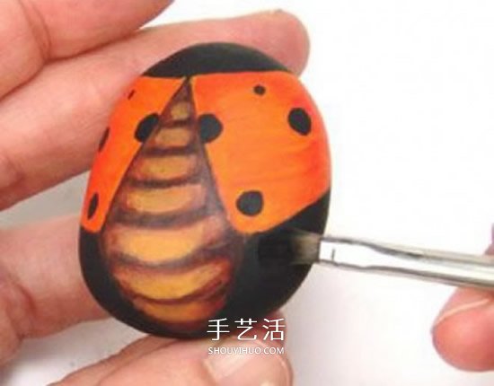 石頭畫七星瓢蟲的教程 簡(jiǎn)單七星瓢蟲石繪圖解 -  itrip.net.cn