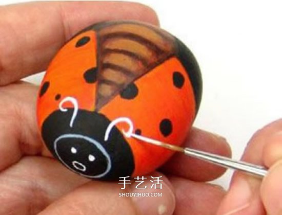 石頭畫七星瓢蟲的教程 簡(jiǎn)單七星瓢蟲石繪圖解 -  itrip.net.cn