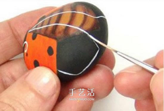 石頭畫七星瓢蟲的教程 簡(jiǎn)單七星瓢蟲石繪圖解 -  itrip.net.cn
