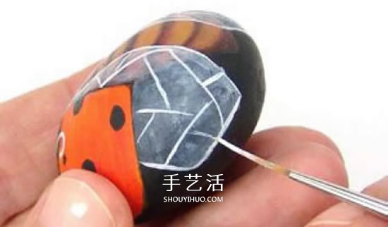 石頭畫七星瓢蟲的教程 簡(jiǎn)單七星瓢蟲石繪圖解 -  itrip.net.cn