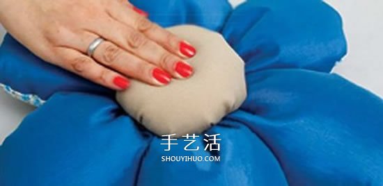 不織布花朵靠墊DIY 自制布藝花朵靠墊的做法 -  itrip.net.cn