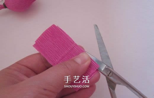 皺紋紙?zhí)枪ǖ淖龇?皺紋紙玫瑰花手工制作 -  itrip.net.cn